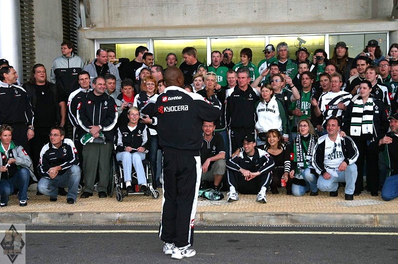 Gruppenfoto der Wahnsinnigen vor dem Estadio Algarve