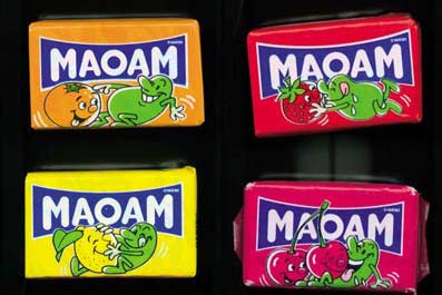 Dies sind handelsbliche MAOAM-Verpackungen, wie sie in jedem Supermarkt an die Kinder verkauft werden: 